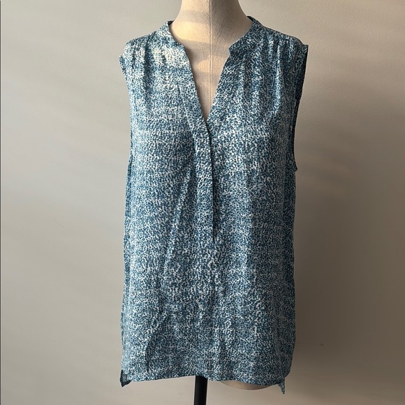 Vince Blouse Size Medium Silk Blue V Neck Popover Relaxed Fit Top Sleeveless - Picture 3 of 7